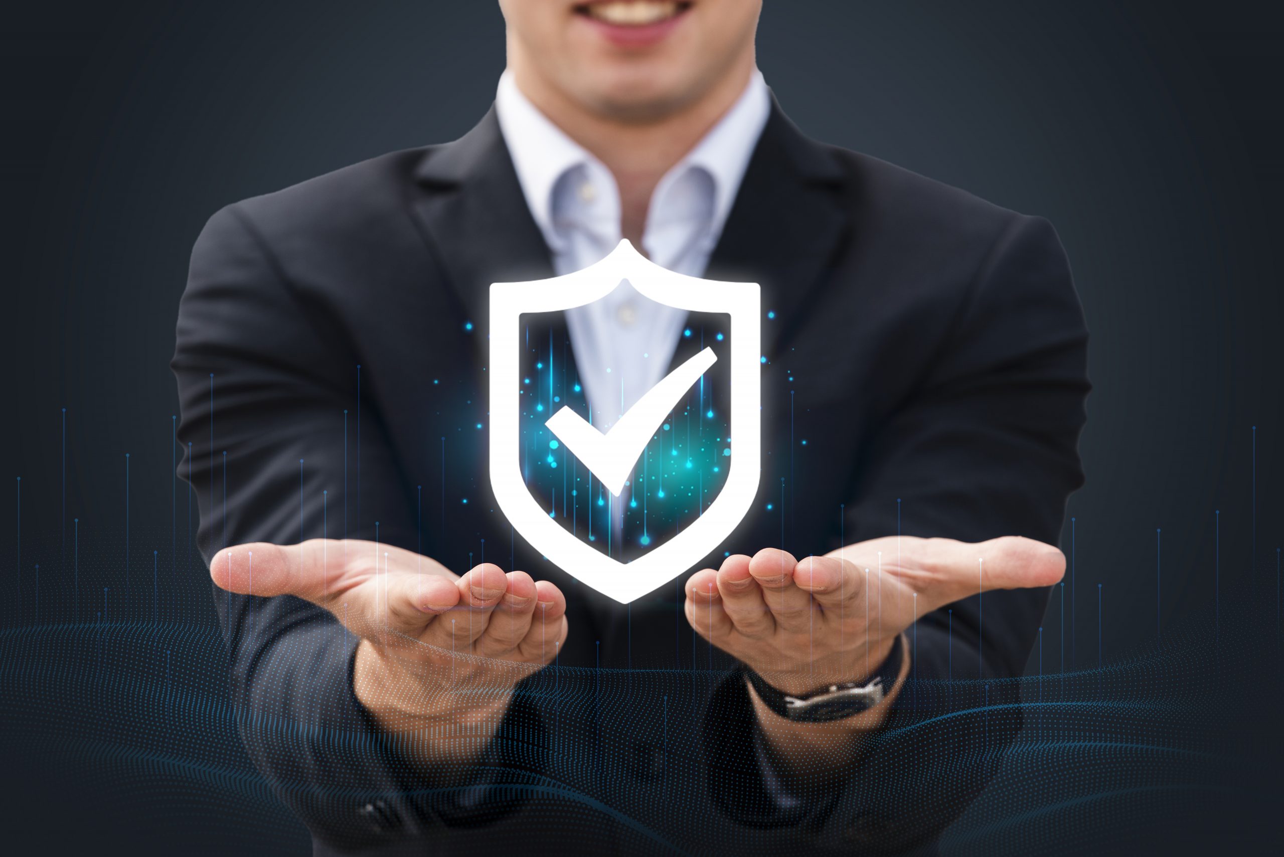 homme-avec-ses-mains-tenant-le-symbole-de-la-sécurité-pour-entreprise-oeth